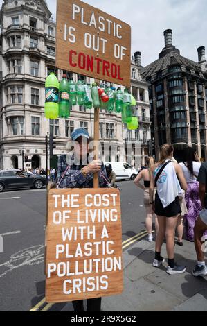 Place du Parlement, Londres. June24th 2023. Rob, un homme, un manifestant contre le plastique. Banque D'Images