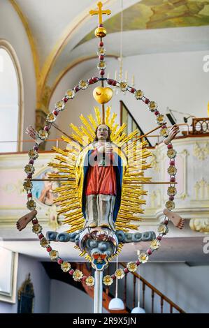 Figure de la Madonna dans une couronne rayonnante, église de Saint Sebastian, Untrasried, Allgaeu, Bavière, Allemagne Banque D'Images