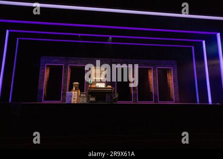 Full Set design for A STRANGE LOOP at the Barbican Theatre, Barbican Center, Londres EC2 29/06/2023 livre, musique et paroles: Michael R. Jackson Set design: Amulfo Maldonado costumes: Jen Schriever Lighting: Jen Schriever chorégraphie: Raja Feather Kelly réalisateur: Stephen Brackett Banque D'Images