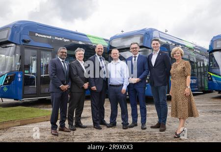 USAGE ÉDITORIAL EXCLUSIF (de gauche à droite) Manish Patel, directeur de la mobilité chez Air Products ; Henry Smith, député de Crawley, Richard Holden, ministre des routes et des transports locaux, Ed Wills, directeur général de Brighton & Hove bus and Metrobus, Jean-Marc Gales, directeur général de Wrightbus, Matt Furniss, membre du Cabinet chargé des transports, de l'infrastructure et de la croissance au Conseil du comté de Surrey, Clare Hollingsworth, présidente non exécutive du groupe Go-Ahead lors du lancement d'une flotte de 20 autobus à pile à hydrogène, déployés par le groupe Go-Ahead dans les zones de l'aéroport de Gatwick, de Crawley et de Horley. Date de la photo: Jeudi 29 juin, 2 Banque D'Images