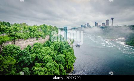 Vue aérienne d'une magnifique cascade descendant dans un paysage verdoyant, entouré d'une couverture de verdure verdoyante Banque D'Images