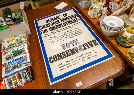 Affiche électorale conservatrice de 1930s votes exposée dans la salle des enchères, au Royaume-Uni Banque D'Images