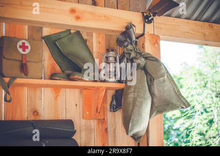 Retro trousse de survie dans une cabane en bois dans la nature Banque D'Images