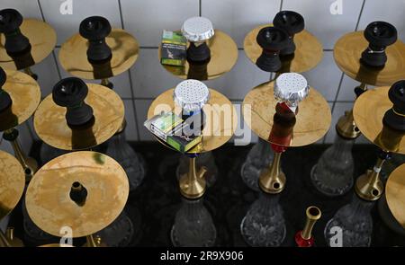 Sindelfingen, Allemagne. 29th juin 2023. Des tuyaux d'eau de shisha sont installés dans un bar de shisha. Les bars de shisha dominent de plus en plus le paysage urbain dans de nombreuses villes. Mais le marché du narguilé souffre de trop de règles et de bureaucratie, critiquant les jeunes libéraux du Bade-Wurtemberg. (À dpa "les jeunes libéraux critiquent la bureaucratie pour les barres de nargua") Credit: Bernd Weißbrod/dpa/Alamy Live News Banque D'Images