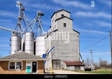 Earlville, Illinois, États-Unis. Les silos à grains se trouvent à côté des voies ferrées dans une petite communauté du centre-nord de l'Illinois. Banque D'Images