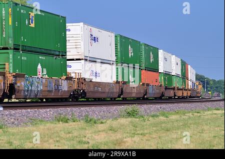 West Chicago, Illinois, États-Unis. Deux locomotives conduisent un train de marchandises intermodal Union Pacific dans une courbe dans le nord-est de l'Illinois. Banque D'Images