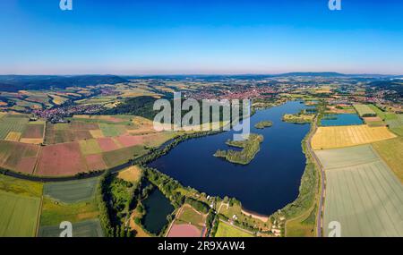 Vue aérienne sur Werratalsee, en dessous de la rive est avec plage de baignade, rivière Werra gauche, derrière Oberduenzebach, derrière Eschwege, à droite Grebendorf Banque D'Images
