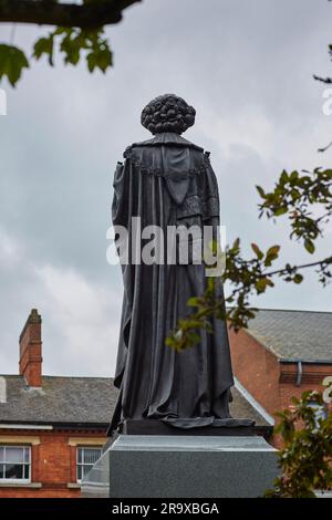 St Peters Hill Green, Grantham, Lincolnshire. La statue de Margaret Thatcher en bronze immortalise l'ancien Premier ministre estimé. Banque D'Images