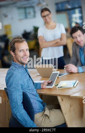 Travail d'équipe, portrait ou programmateurs heureux en réunion pour discussion ou brainstorming ensemble au bureau. Diversité, réseaux de développeurs numériques ou Web Banque D'Images