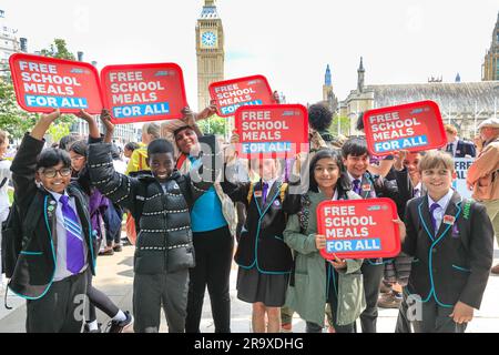 Londres, Royaume-Uni. 29th juin 2023. Un groupe d'élèves de l'année 6 avec leurs panneaux "repas scolaires gratuits pour tous". Des activistes, des organisations dont 'School 21' et des enfants défilent dans la campagne Free School Meals protestent le long de Whitehall en passant par Downing Street et sur la place du Parlement dans le centre de Londres aujourd'hui crédit: Imagetraceur/Alay Live News Banque D'Images