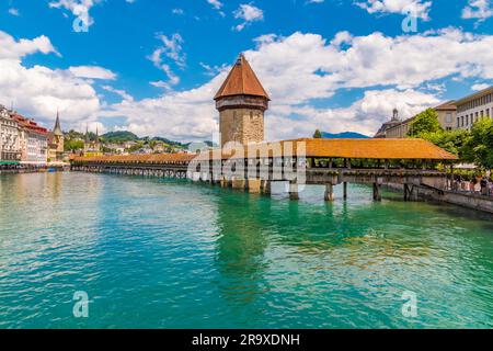 Vue pittoresque sur le site et le symbole de Lucerne, la célèbre passerelle couverte en bois Kapellbrücke (pont de la chapelle) avec la Tour de l'eau,... Banque D'Images