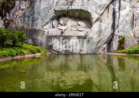 Belle vue sur le célèbre monument au lion sculpté en pierre dans un parc avec un étang à Lucerne. Le monument de Lucerne est dédié à la fidélité et... Banque D'Images