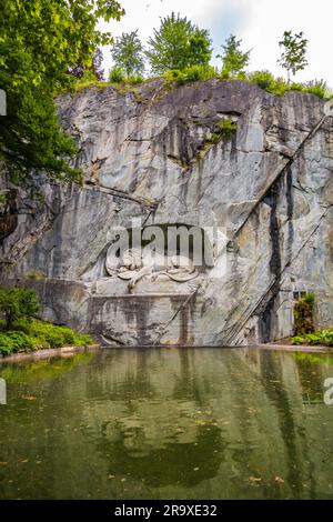 Superbe vue sur le célèbre monument aux lions, niché dans une grotte rocheuse dans un charmant parc de Lucerne. Le point de repère peut être vu comme une commémoration,... Banque D'Images