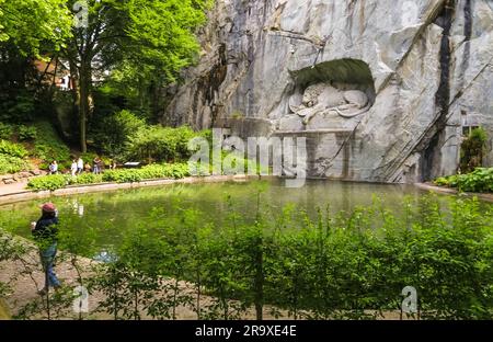 Vue magnifique sur le célèbre monument aux lions de Lucerne sculpté dans la pierre, niché dans une grotte rocheuse dans un charmant parc où les visiteurs peuvent admirer cette... Banque D'Images