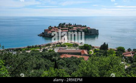 Belle vue panoramique depuis un point élevé de l'île de Sveti Stefan, Monténégro Banque D'Images