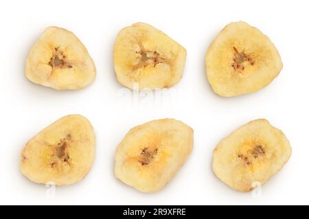 Chips de banane séchées isolées sur fond blanc avec une profondeur de champ totale. Vue de dessus. Pose à plat. Banque D'Images