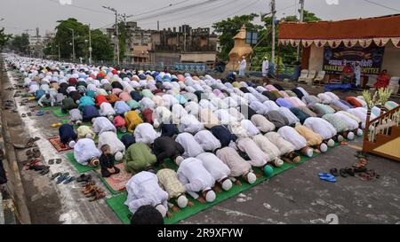 Les dévotés musulmans proposent des prières d'Eid-Al-Adha au pont de Belgachia. (Photo de Dipayan Bose / SOPA Images / Sipa USA) Banque D'Images