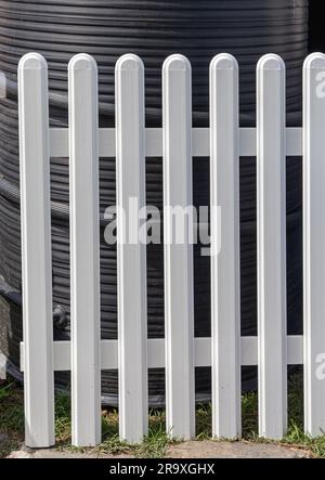 Segment de clôture de pique-niquet en plastique blanc pour le jardin traditionnel de la maison Banque D'Images