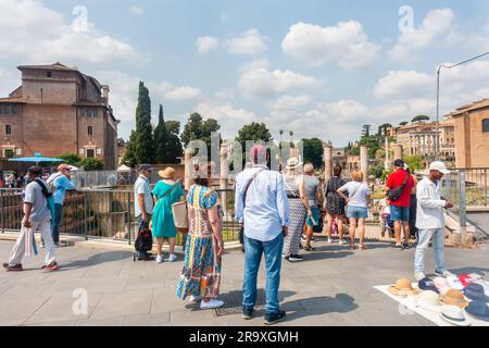 Rome, Italie, Toursts dans la région du Forum Romanum Banque D'Images