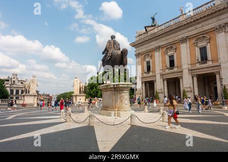 Rome, Italie, Toursts dans la région du Forum Romanum Banque D'Images