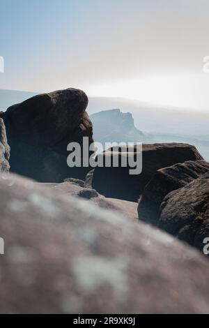 Une image portrait de grands rochers et d'un paysage atmosphérique Banque D'Images