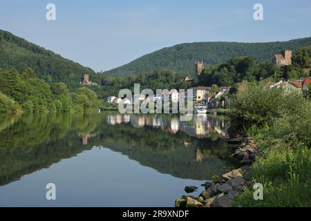 Quatre châteaux - Swalws Nest, Mittelburg, Hinterburg, Vorderburg - dans la ville à quatre châteaux de Neckarsteinach am Neckar, Odenwald, Neckar Valley, Baden Banque D'Images