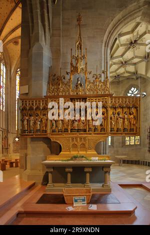 Vue intérieure avec autel pliant de la fin gothique Heilig Kreuz Munster, vallée de Neckar, Bade-Wurtemberg, Allemagne Banque D'Images