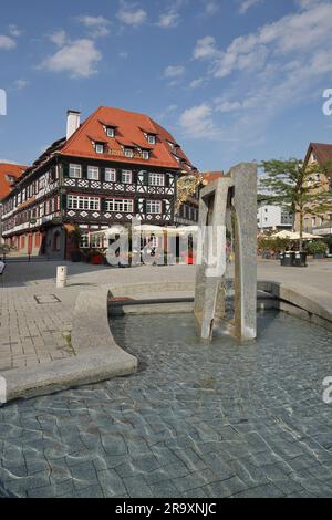 Fontaine suburbaine avec Hotel Restaurant Alte Post à Nagold, vallée de Nagold, Forêt Noire du Nord, Forêt Noire, Bade-Wurtemberg, Allemagne Banque D'Images