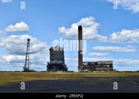 Redcar, Royaume-Uni. 29 juin 2023. Aujourd'hui, la dernière explosion s'est déroulée sur le site de Teesworks. Cela a vu l'ancienne centrale sidérurgiques de Redcar et les structures associées démolies - y compris une triple cheminée, le bâtiment de la centrale électrique, la cheminée, et le support de gaz, ce qui a permis le réaménagement. Lord Michael Heseltine a appuyé sur le bouton pour déclencher la démolition explosive. Le maire de Tees Valley, Ben Houchen, et le député de Redcar, Jacob Young, étaient également présents. Le site fait partie du Freeport de Teesside et est actuellement en cours de réaménagement, ce qui fait place à de nouveaux investissements industriels dans la région. Crédit Banque D'Images