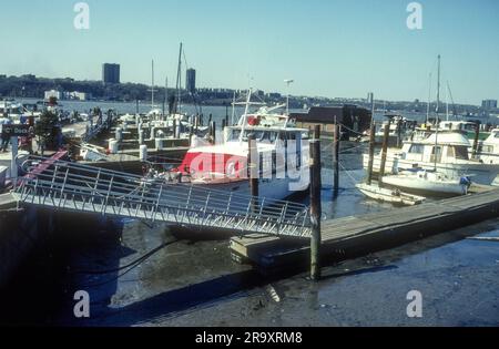 1994 image d'archive du 79th Street Boat Basin, New York. Banque D'Images