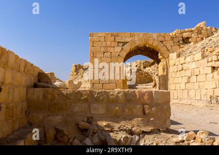 Arche et ruines des croisés Château de Shobak en Jordanie contre le ciel bleu Banque D'Images