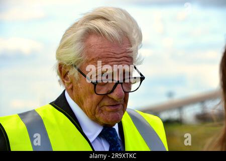 Redcar, Royaume-Uni. 29 juin 2023. Lord Michael Heseltine photographié après avoir fait exploser la dernière explosion prévue sur le site de Teesworks aujourd'hui. Cela a vu l'ancienne centrale sidérurgiques de Redcar et les structures associées démolies - y compris une triple cheminée, le bâtiment de la centrale électrique, la cheminée, et le support de gaz, ce qui a permis le réaménagement. Lord Michael Heseltine a appuyé sur le bouton pour déclencher la démolition explosive. Le maire de Tees Valley, Ben Houchen, et le député de Redcar, Jacob Young, étaient également présents. Le site fait partie du Freeport de Teesside et est actuellement en cours de redéveloppement, ce qui fait la place pour le nouveau moi Banque D'Images