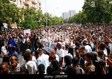 Paris, France. 29th juin 2023. Marche blanche en hommage à Nahel, 17 ans, qui a été abattu dans la poitrine par la police de Nanterre, dans la banlieue parisienne, lors d'un contrôle routier, sur 29 juin 2023 à Paris, France. Photo de Raphael Lafargue/ABACAPRESS.COM crédit: Abaca Press/Alay Live News Banque D'Images