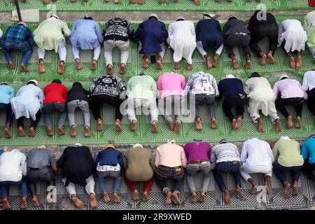 Katmandou, Bagmati, Népal. 29th juin 2023. Les gens de la communauté musulmane prient pour célébrer le festival Eid al-Adha à Katmandou, au Népal. (Credit image: © Sunil Sharma/ZUMA Press Wire) USAGE ÉDITORIAL SEULEMENT! Non destiné À un usage commercial ! Banque D'Images