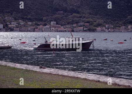 Monténégro, avril 2023 : un bateau appartenant à l'Institut de biologie marine, Kotor (Institut za biologiju mora) ancré dans la baie de Kotor Banque D'Images