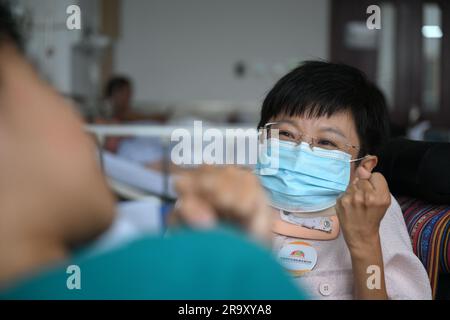 Tianjin, municipalité chinoise de Tianjin. 19th mai 2023. Wei Ruihong (R) accueille un patient dans un hôpital du district de Wuqing, dans la municipalité de Tianjin, dans le nord de la Chine, à 19 mai 2023. POUR ALLER AVEC 'profil: Défiant une maladie rare et brillant comme conseiller psychologique' crédit: Zhao Zishuo/Xinhua/Alay Live News Banque D'Images