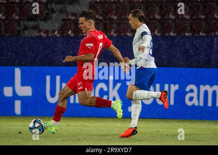 Ardon Jashari de Swiss U21 et Maxence Caqueret de France U21 lors du troisième tour de qualification championnat européen d’UEFA des moins de 21 ans 2023 match SW Banque D'Images