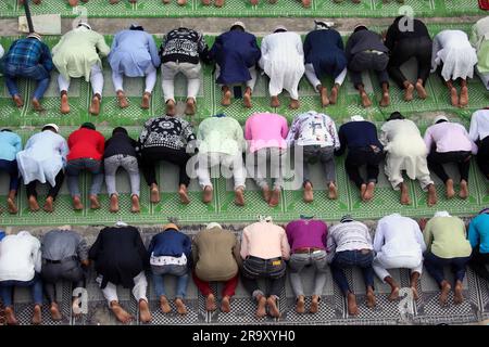 Katmandou, Bagmati, Népal. 29th juin 2023. Les gens de la communauté musulmane prient pour célébrer le festival Eid al-Adha à Katmandou, au Népal. (Credit image: © Sunil Sharma/ZUMA Press Wire) USAGE ÉDITORIAL SEULEMENT! Non destiné À un usage commercial ! Banque D'Images