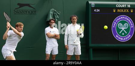 Londres, Royaume-Uni. 29th juin 2023. David Goffin, entraîneur de Goffin, Germain Gigounon, et Yannis Demeroutis, entraîneur de Goffin, photographiés lors d'une séance d'entraînement en prévision du tournoi de tennis de Wimbledon 2023 au All England tennis Club, dans le sud-ouest de Londres, en Grande-Bretagne, le jeudi 29 juin 2023. BELGA PHOTO BENOIT DOPPAGNE crédit: Belga News Agency/Alay Live News Banque D'Images