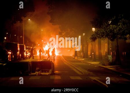 Paris, France, 29/06/2023, 19th district - émeute dans un logement dans le 19th arrondissement à la suite de la mort de Nahel à Nanterre. Confrontation avec la police sur l'avenue de Flandre avec des feux d'artifice. Credit: LE PICTORIUM / Alamy Live News Banque D'Images