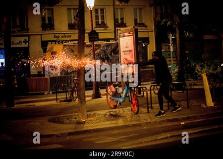 Paris, France, 29/06/2023, 19th district - émeute dans un logement dans le 19th arrondissement à la suite de la mort de Nahel à Nanterre. Confrontation avec la police sur l'avenue de Flandre avec des feux d'artifice. Credit: LE PICTORIUM / Alamy Live News Banque D'Images