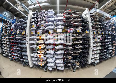 Cuneo, Italie - 18 novembre 2022: Chaussures de marche de différentes marques en vente dans le magasin italien Decathlon. Vision fisheye, Decathlon est la goo sportive française Banque D'Images