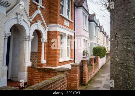 Rangée de maisons en terrasse typiquement britanniques dans le sud-ouest de Londres Banque D'Images