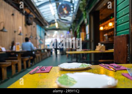 LONDRES- AVRIL, 2023: Marché de la cuisine dans le sud-ouest de Londres, un marché intérieur avec beaucoup de vendeurs et de commerçants de nourriture de rue Banque D'Images