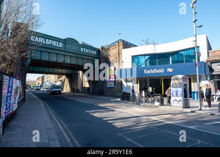 LONDRES - AVRIL 2023 : Station Earlsfield sur Garratt Lane dans le sud-ouest de Londres Banque D'Images