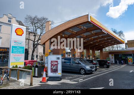 Londres, avril 2023 : station de charge électrique Shell recharge sur Fulham Road dans le sud-ouest de Londres Banque D'Images