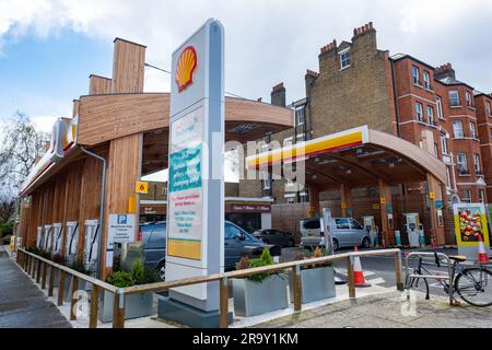 Londres, avril 2023 : station de charge électrique Shell recharge sur Fulham Road dans le sud-ouest de Londres Banque D'Images