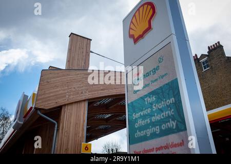 Londres, avril 2023 : station de charge électrique Shell recharge sur Fulham Road dans le sud-ouest de Londres Banque D'Images