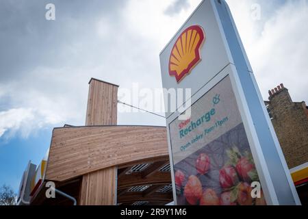 Londres, avril 2023 : station de charge électrique Shell recharge sur Fulham Road dans le sud-ouest de Londres Banque D'Images