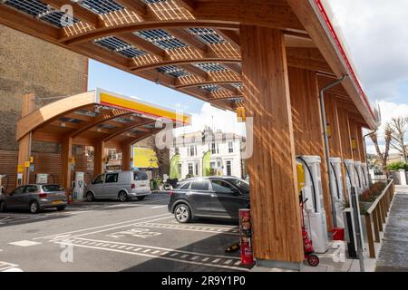 Londres, avril 2023 : station de charge électrique Shell recharge sur Fulham Road dans le sud-ouest de Londres Banque D'Images